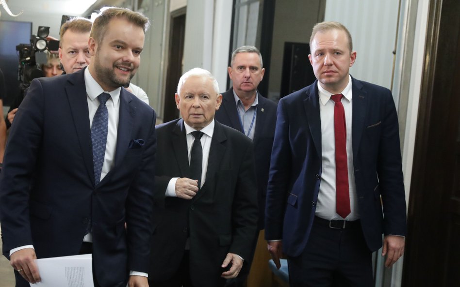 Prezes Prawa i Sprawiedliwości Jarosław Kaczyński oraz rzecznik PiS Rafał Bochenek w drodze na konfe