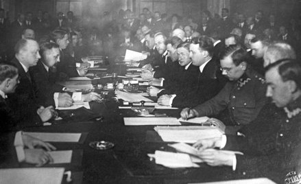 Podpisanie traktatu pokojowego pomiędzy Rosją Radziecką a Rzeczpospolitą Polską. Ryga, 18 marca 1921
