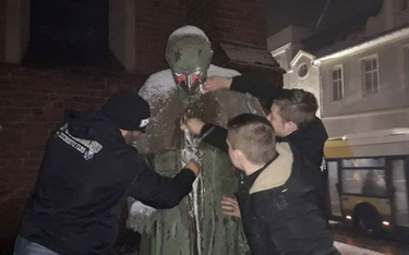 Zniszczony pomnik Jana Pawła II i napis "pedofilia w Kościele"