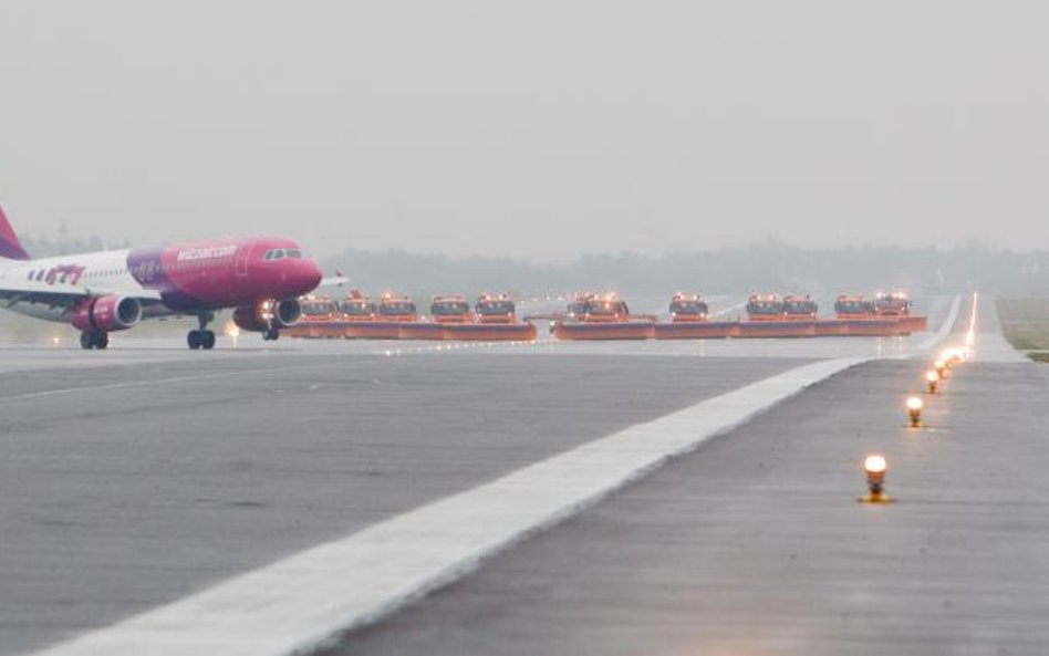 Lotniskom przybyło pasażerów