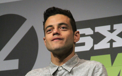 Rami Malek w „Nie czas umierać” gra Lucyfera Safina. Znak rozpoznawczy – twarz oszpecona przez blizn