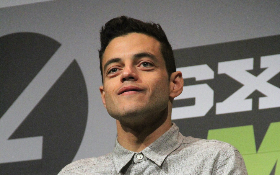 Rami Malek w „Nie czas umierać” gra Lucyfera Safina. Znak rozpoznawczy – twarz oszpecona przez blizn