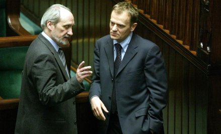 Antoni Macierewicz: Raport Millera po rosyjsku ma datę wcześniejszą niż wersja polska