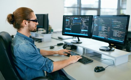 Programiści szukają nowej pracy. Część planuje się przekwalifikować