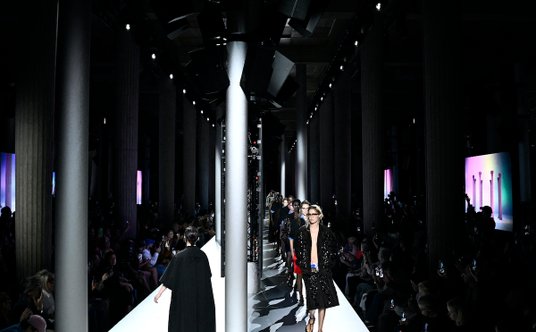 W pokazie Miu Miu podczas paryskiego tygodnia mody udział wzięła topmodelka Gigi Hadid.