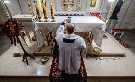 Nigdy nabożeństwa nie miały takiej promocji, jak obecnie za sprawą setek transmisji w internecie. Na