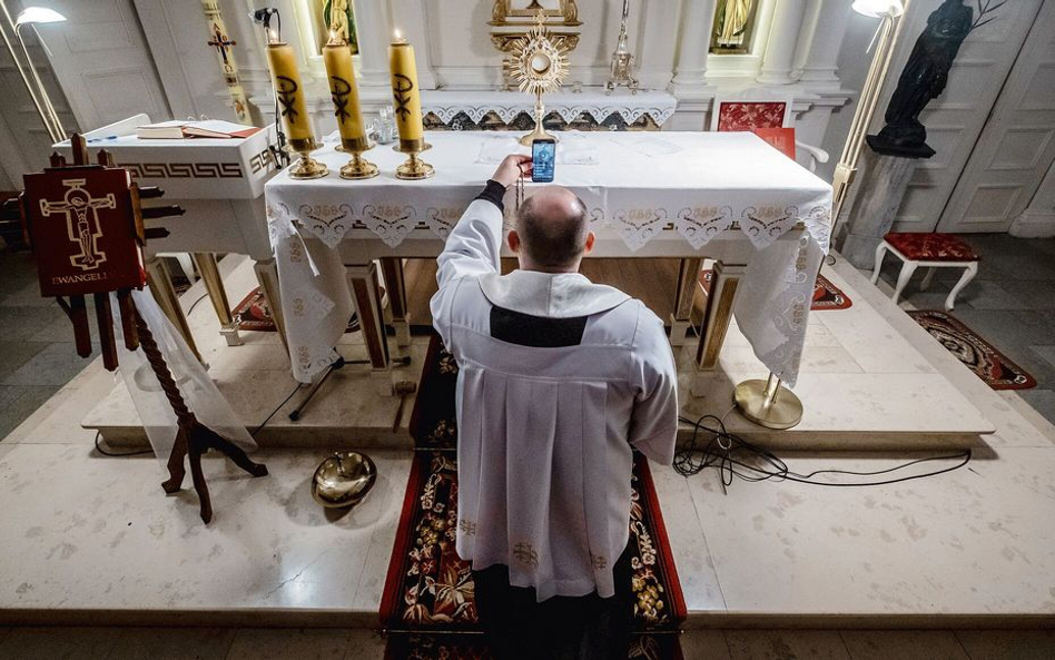 Nigdy nabożeństwa nie miały takiej promocji, jak obecnie za sprawą setek transmisji w internecie. Na