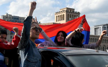Erywań. Radość na ulicach na wieść o odejściu Serża Sarkisjana