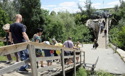 Przejście graniczne po zniszczonym moście między Ukrainą a samozwańczą Ługańską Republiką Ludową