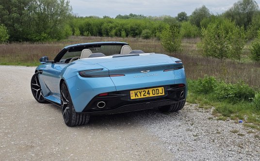 Aston Martin DB12 Volante