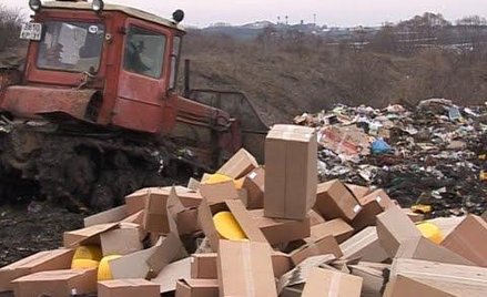 Niszczenie skonfiskowanego sera na wysypisku śmieci (zdjęcie z 2013)