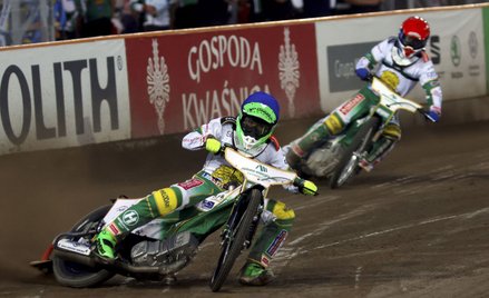 Mateusz Świdnicki (kask niebieski) przed Jakubem Miśkowiakiem (czerwony). Żużlowcy Włókniarza w stos