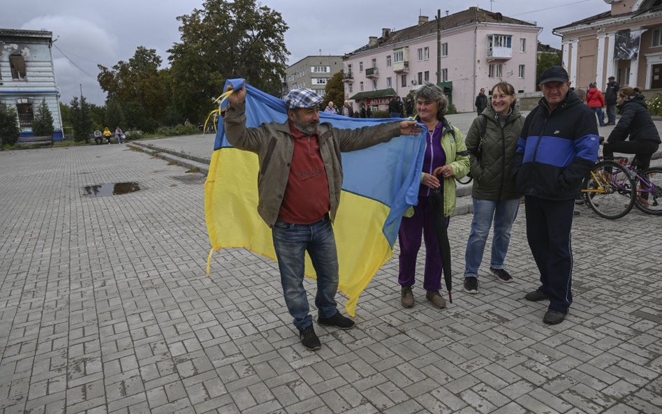 Mieszkańcy wyzwolonego Izium