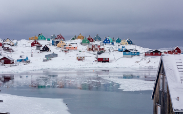 Transport lodu z Grenlandii do Dubaju trwa blisko trzy tygodnie.
