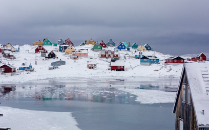 Transport lodu z Grenlandii do Dubaju trwa blisko trzy tygodnie.