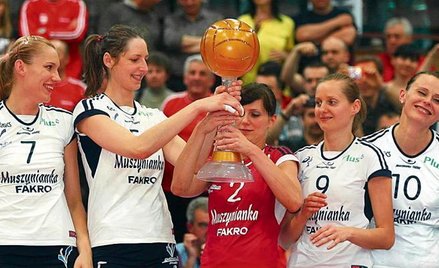 Puchar za mistrzostwo Polski dla Muszynianki trzymają Mariola Zenik (w czerwonej koszulce) i Kamila 