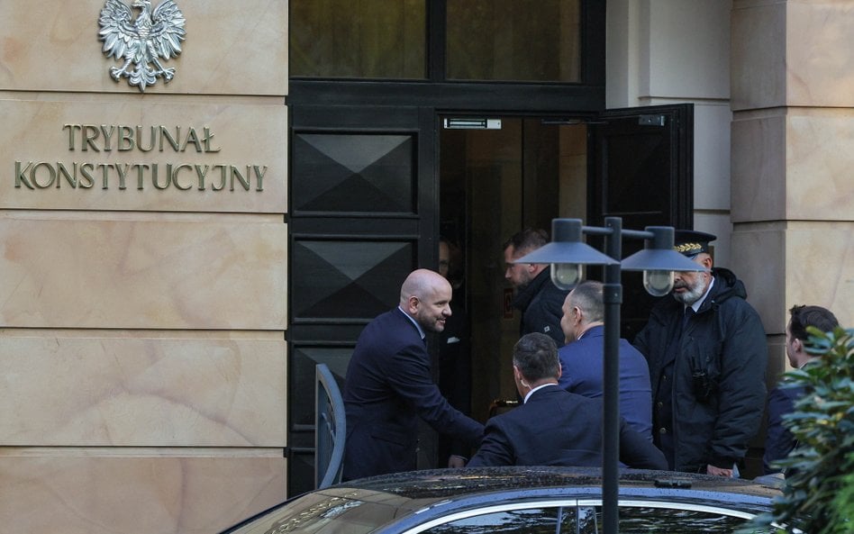 Prezydent Karol Nawrocki i poseł PiS Mariusz Gosek  przed siedzibą Trybunału Konstytucyjnego w Warsz