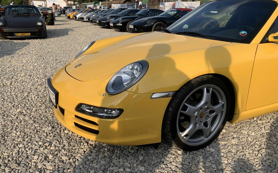 Rząd luksusowych Porsche, z żółtym modelem na pierwszym planie