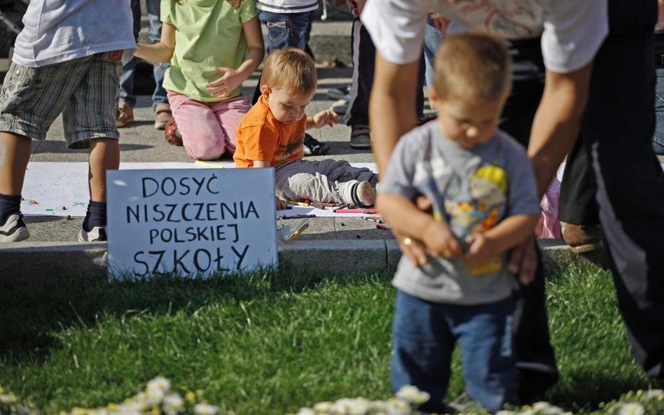 Jeden z protestów przeciwko obowiązkowi szkolnemu dla sześciolatków, październik 2011