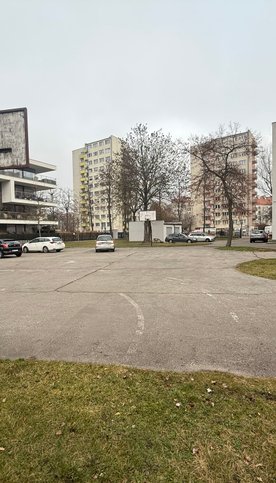 Dotychczasowe boisko LO im. Stefana Banacha swoimi standardami tkwi w epoce Gierka