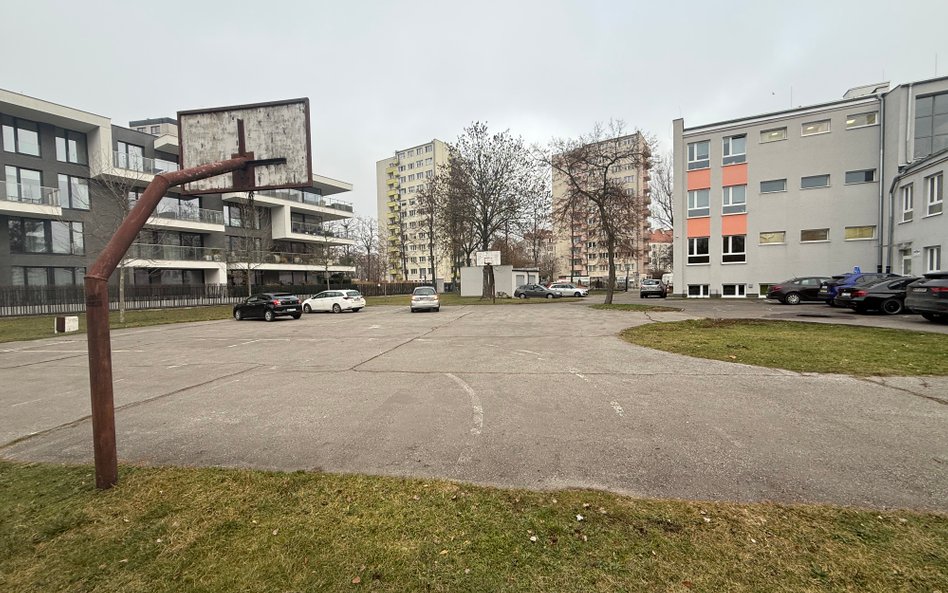 Dotychczasowe boisko LO im. Stefana Banacha swoimi standardami tkwi w epoce Gierka