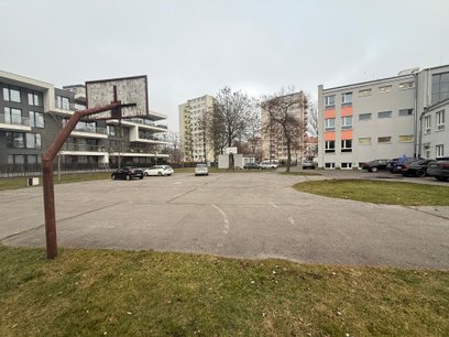 Dotychczasowe boisko LO im. Stefana Banacha swoimi standardami tkwi w epoce Gierka