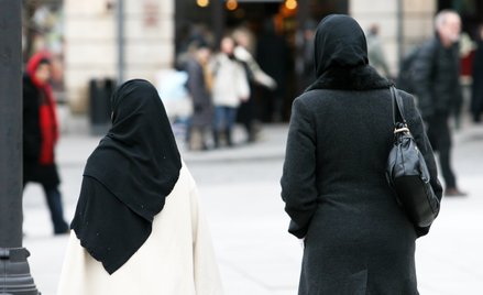 Anna Nowacka-Isaksson: Chusta kością niezgody