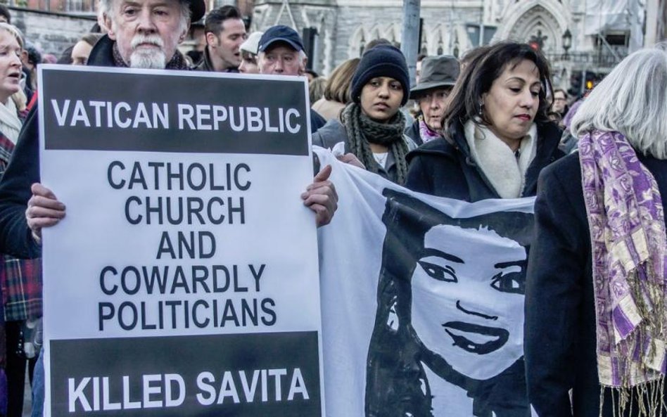 Protesty po śmierci 31-letniej Savity Halappanavar, której odmówiono aborcji, mimo że ciąża przebieg