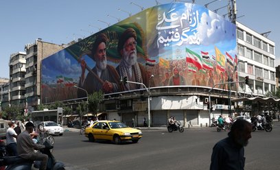 Porozumienie USA z Iranem ma być blisko. Na zdjęciu: billboard z wizerunkami ajatollaha Chomeiniego 