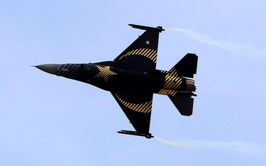 Myśliwiec F-16 tureckich sił powietrznych. Maszyny tego typu miały strącić Su-24 syryjskich sił rząd