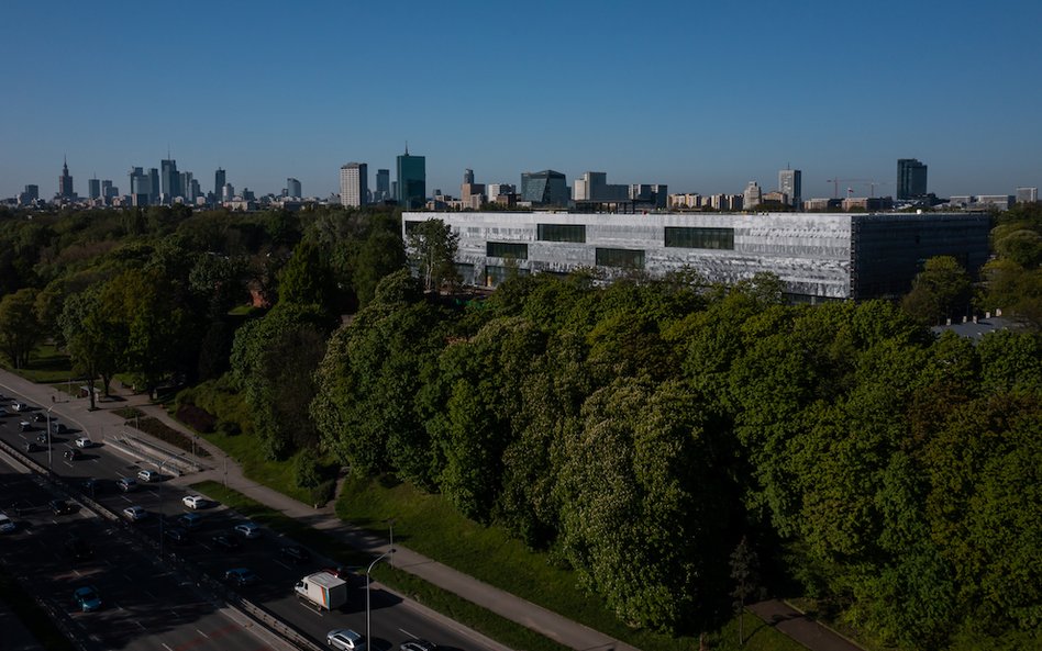 Budynek Muzeum Historii Polski wyrasta ponad murami Cytadeli Warszawskiej.