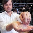 Grégoire Courtine z EFPL prezentuje miejsce umieszczenia implantu na modelu małpiego mózgu