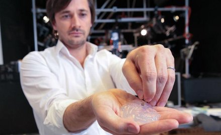 Grégoire Courtine z EFPL prezentuje miejsce umieszczenia implantu na modelu małpiego mózgu