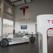 Tesla po dużych stratach obiecuje zysk