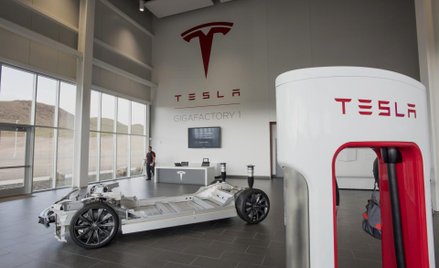Tesla po dużych stratach obiecuje zysk