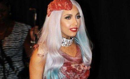 MTV Video Awards. Strój Lady Gagi - mięso i larwy?