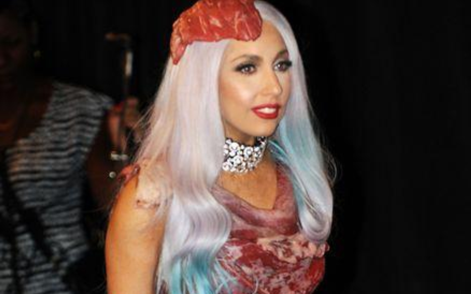 MTV Video Awards. Strój Lady Gagi - mięso i larwy?