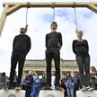 Protest klimatyczny "Piątki dla przyszłości" w Berlinie. Protestujący z pętlami na szyjach stoją na 