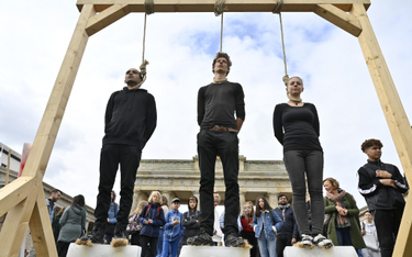 Protest klimatyczny "Piątki dla przyszłości" w Berlinie. Protestujący z pętlami na szyjach stoją na 