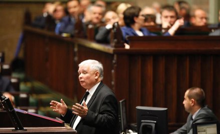 Jarosław Kaczyński mówi kuriozalne rzeczy o szariacie w Szwecji, a dziennikarze na poważnie je anali