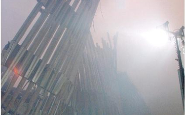 11 września 2001 r. strażacy u podnóża tego, co rano było World Trade Center