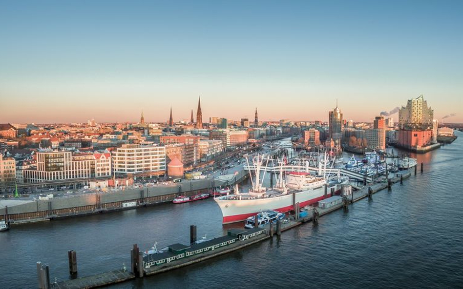 Budynek Elbphilharmonie wznoszący się nad samą Łabą (po prawej) to jeden z charakterystycznych symbo