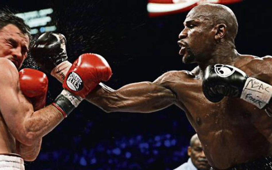 Floyd Mayweather jr (z prawej)pokonał Roberta Guerrero i rozpoczął marsz po 250 milionów dolarów