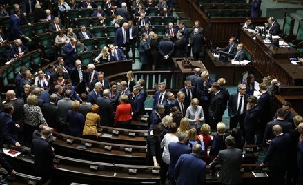 Za niegodne zachowania, także poza Sejmem, poseł straci dietę
