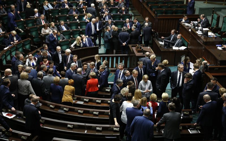 Za niegodne zachowania, także poza Sejmem, poseł straci dietę