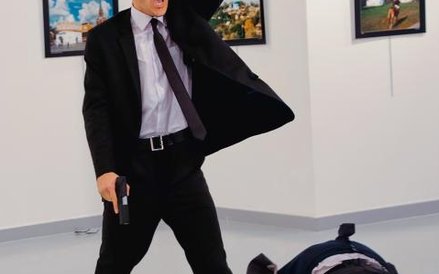 2. Mevlut Altintas w chwilę po dokonaniu zamachu