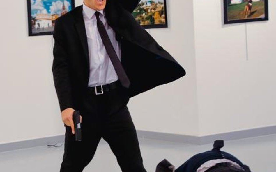 2. Mevlut Altintas w chwilę po dokonaniu zamachu