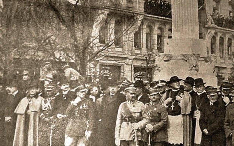 Pierwszy pomnik dłuta Jana Biernac- kiego, wysta- wiony na placu Warec- kim w 1921 roku