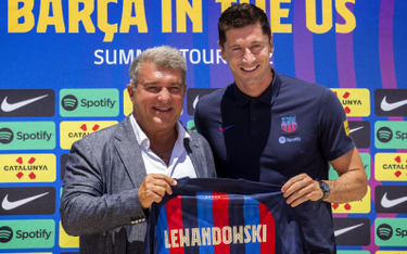 Robert Lewandowski z Joanem Laportą, prezydentem FC Barcelona