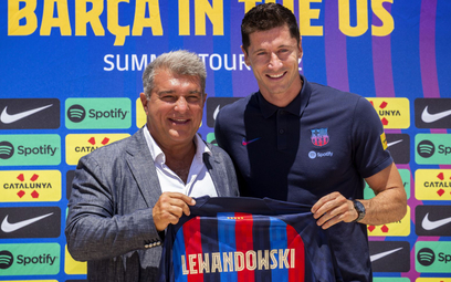 Robert Lewandowski z Joanem Laportą, prezydentem FC Barcelona